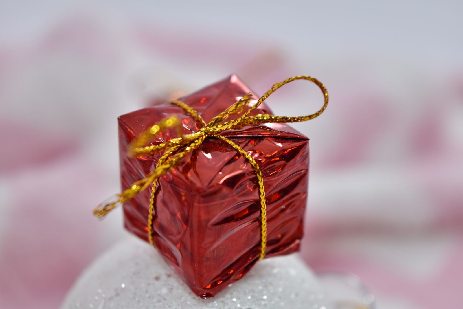 Nikon D5500 sample photo. Birthday, box, gift, miniature photography