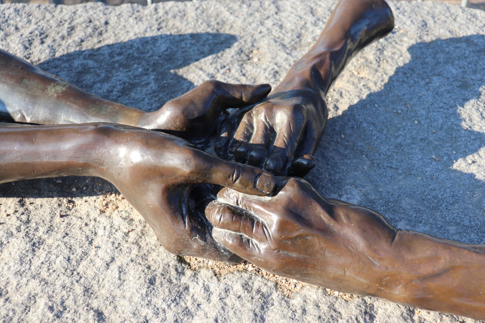 Canon EOS 800D (EOS Rebel T7i / EOS Kiss X9i) sample photo. Sculpture, bronze, hands photography