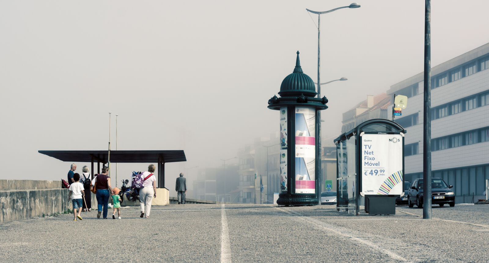 Nikon D5200 + Nikon AF-S Nikkor 50mm F1.8G sample photo. Bus, stop, cloudy, commercial photography