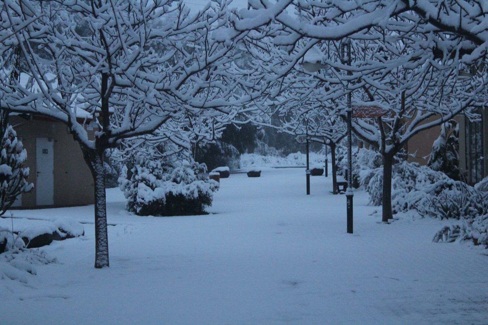 Canon EOS 600D (Rebel EOS T3i / EOS Kiss X5) sample photo. Snow, village, winter photography