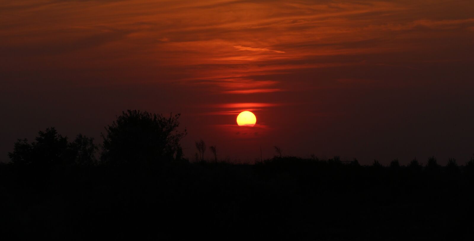 Canon EOS 700D (EOS Rebel T5i / EOS Kiss X7i) + Canon EF 85mm F1.8 USM sample photo. Sunset, sky, cloud photography