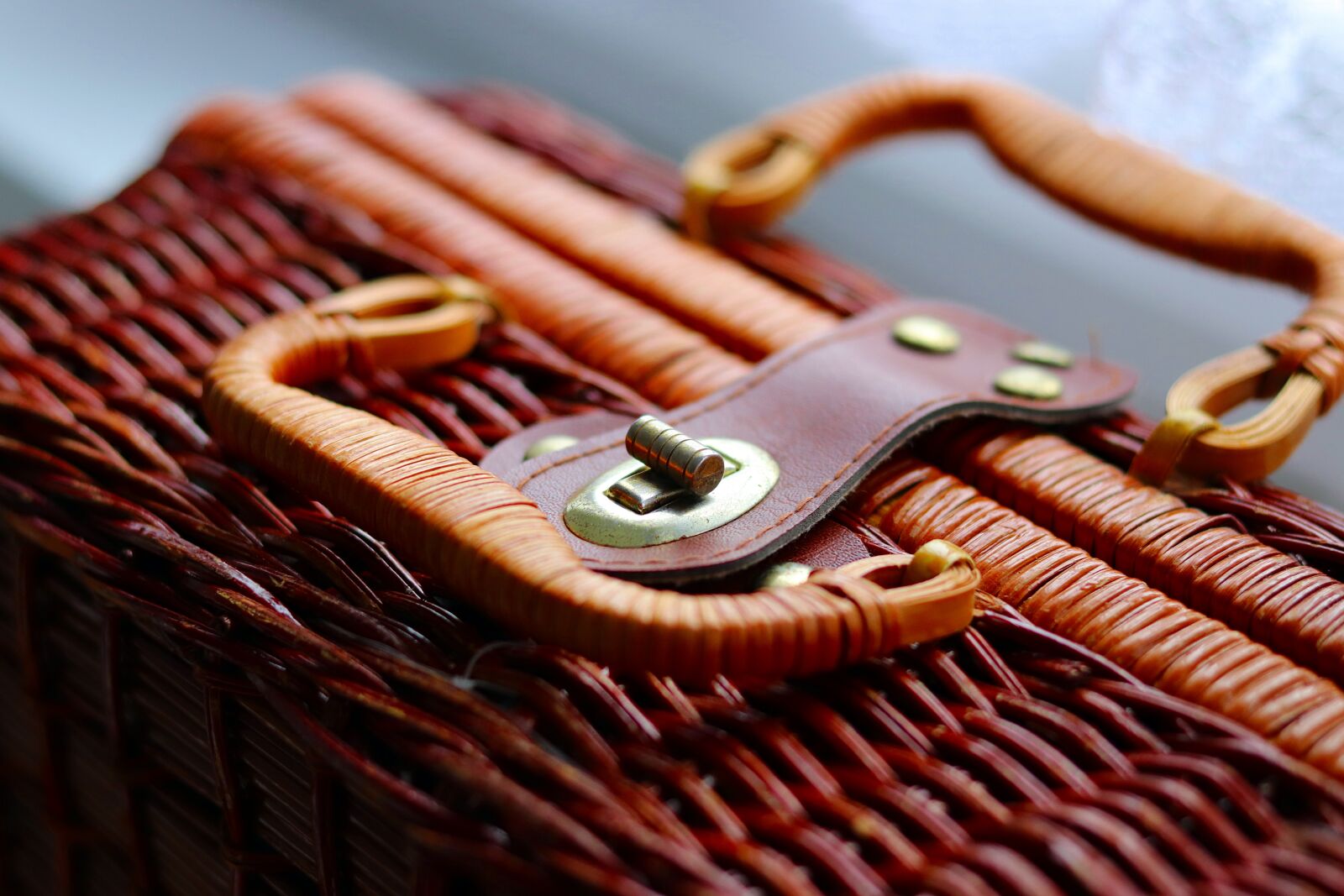 Canon EOS 77D (EOS 9000D / EOS 770D) + Canon EF 50mm F1.8 STM sample photo. Wicker basket, switching on photography