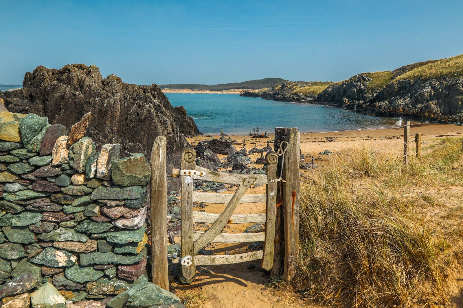 Canon EOS 5D Mark IV sample photo. Sea, gate, beach photography
