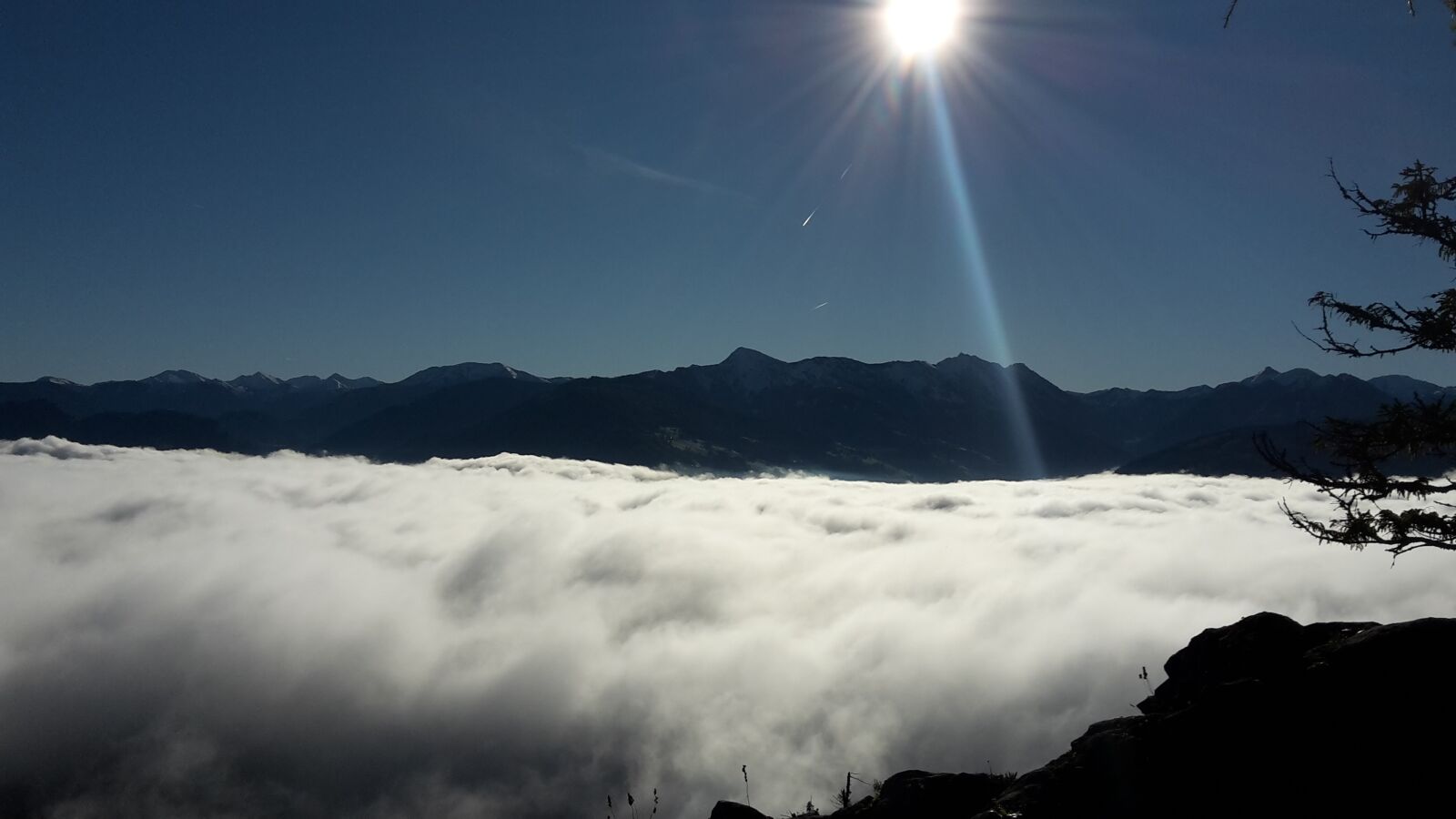 Samsung Galaxy S5 Mini sample photo. Sun, fog, mountains photography
