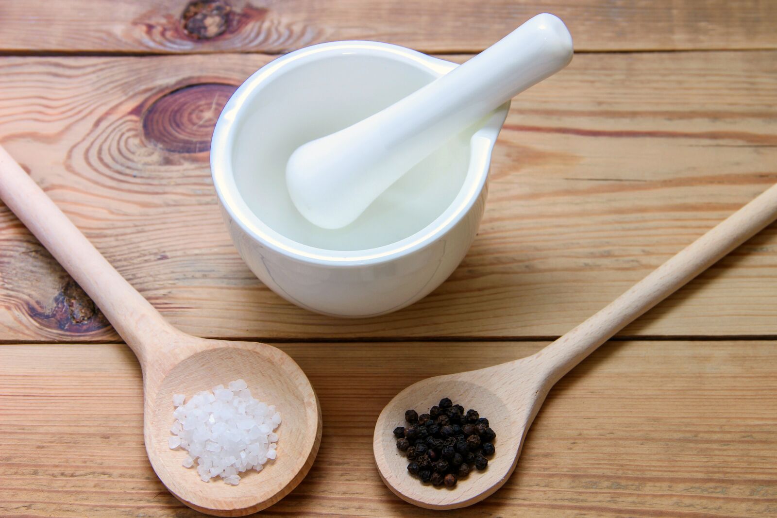 Canon EOS 600D (Rebel EOS T3i / EOS Kiss X5) sample photo. Salt, pepper, peppercorns photography