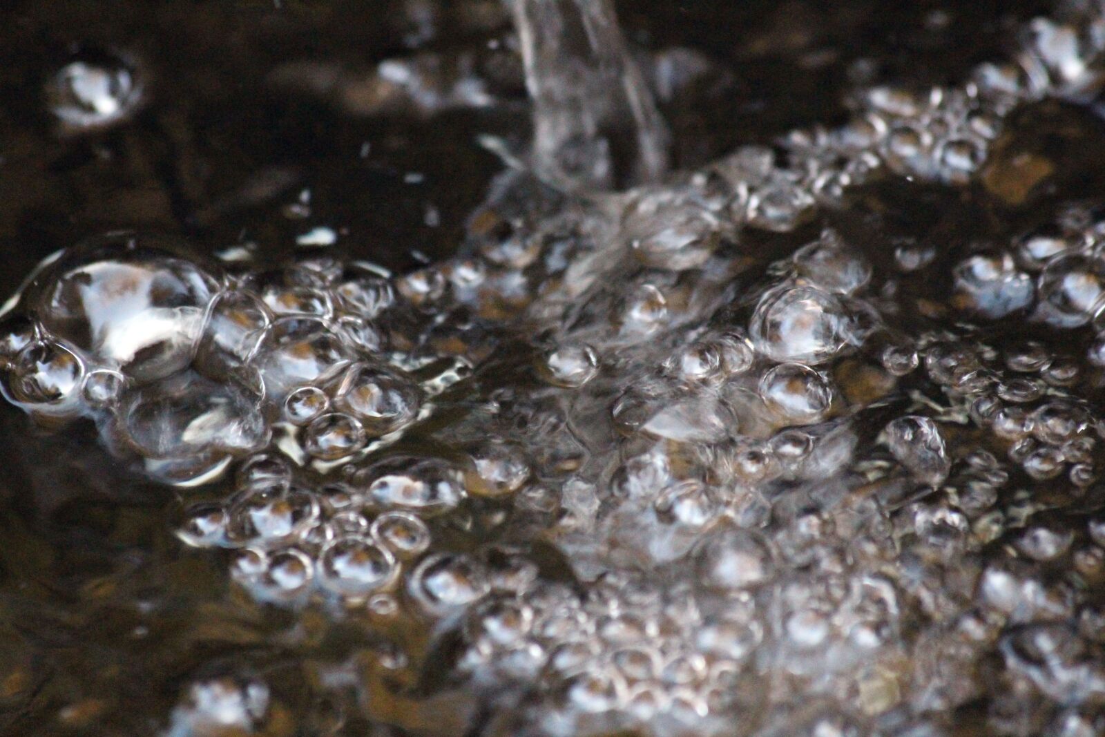 Canon EF 70-300mm F4-5.6 IS USM sample photo. Water, bubbles, air photography