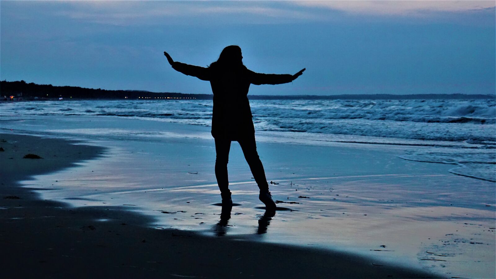 Sony E 18-200mm F3.5-6.3 OSS LE sample photo. Woman, baltic sea, dusk photography