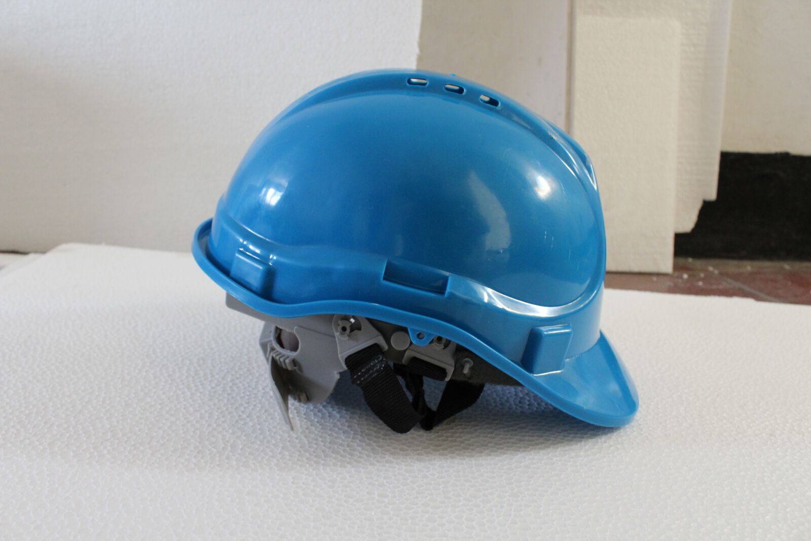 Canon EOS 1200D (EOS Rebel T5 / EOS Kiss X70 / EOS Hi) sample photo. Helmet, construction, work photography