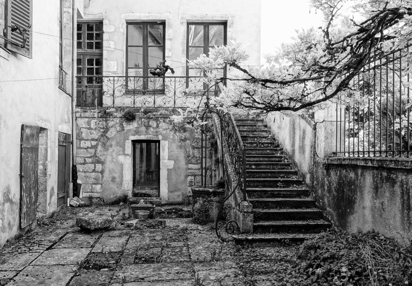Sony Cyber-shot DSC-HX50V sample photo. Old house, dilapidated, shabby photography
