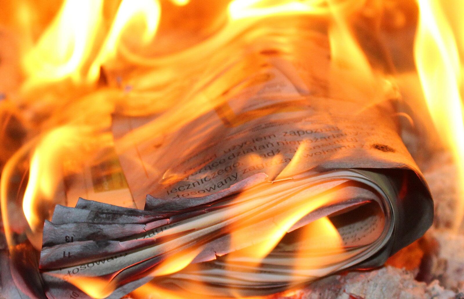 Canon EOS 1200D (EOS Rebel T5 / EOS Kiss X70 / EOS Hi) sample photo. Fire, flames, paper photography