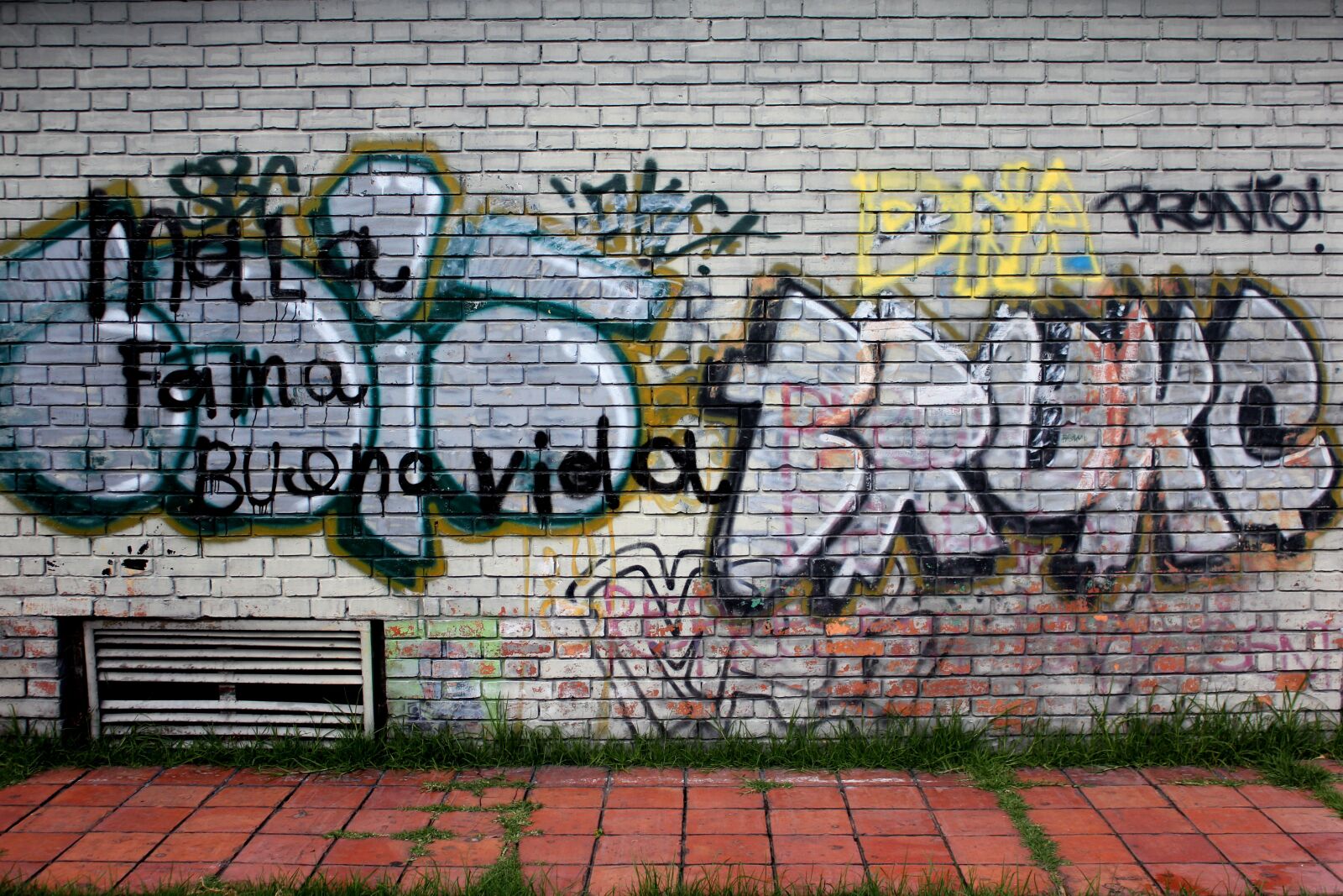 Canon EOS 550D (EOS Rebel T2i / EOS Kiss X4) sample photo. Street, graffitti, urban photography