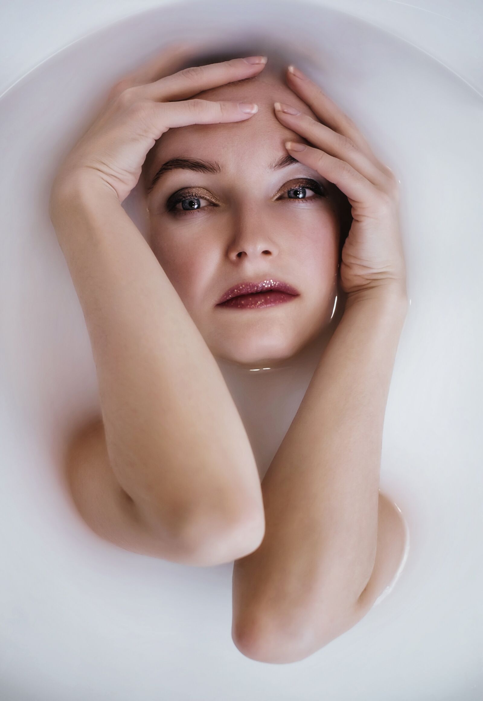 Fujifilm X-E1 + Fujifilm XF 35mm F1.4 R sample photo. Bath, milk, girl photography