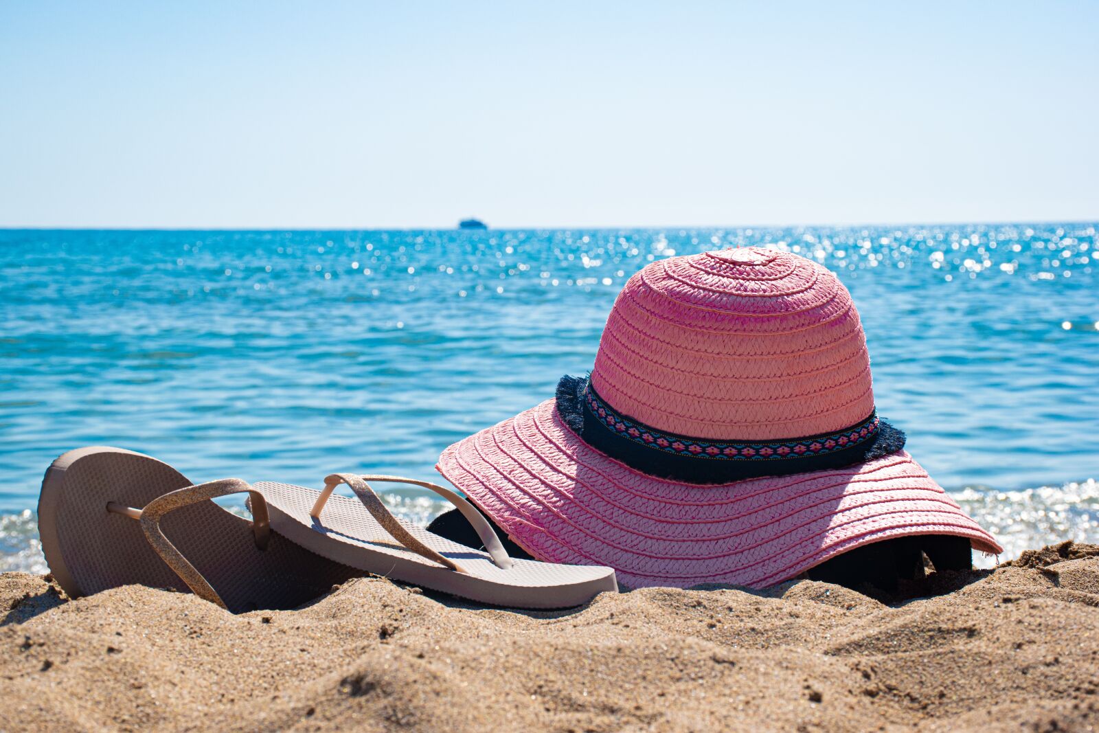 Nikon D5600 sample photo. Beach, sea, hat photography