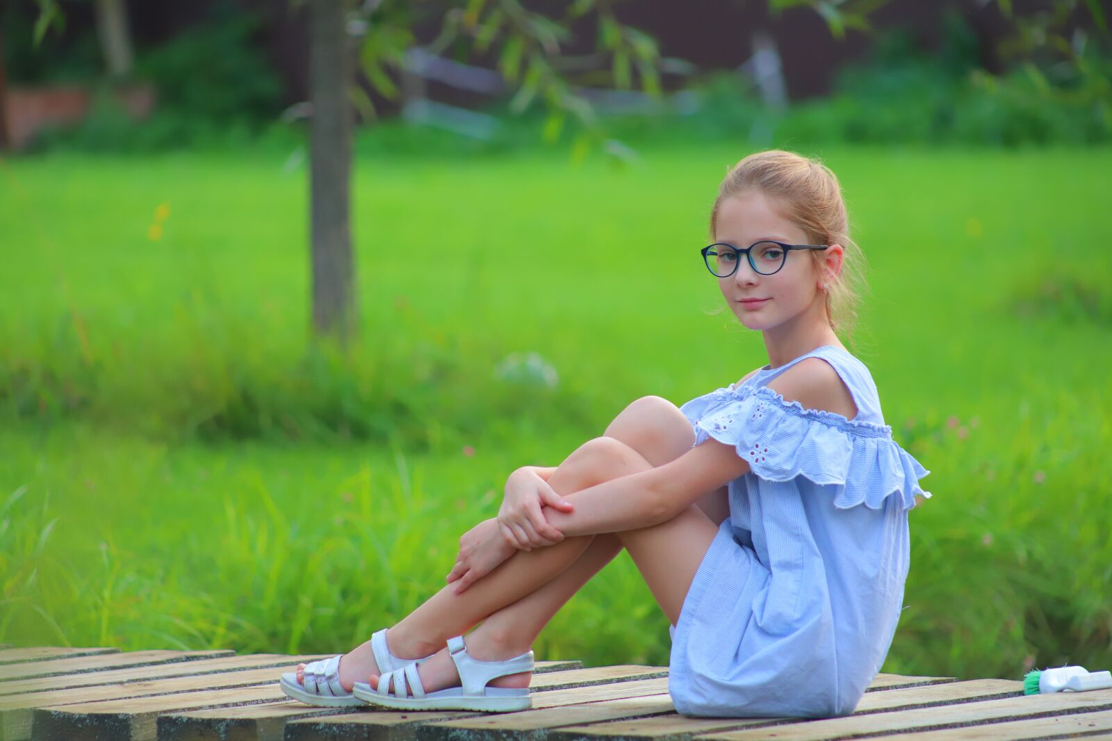Canon EF 75-300mm f/4-5.6 USM sample photo. Girl, vacation, glasses photography