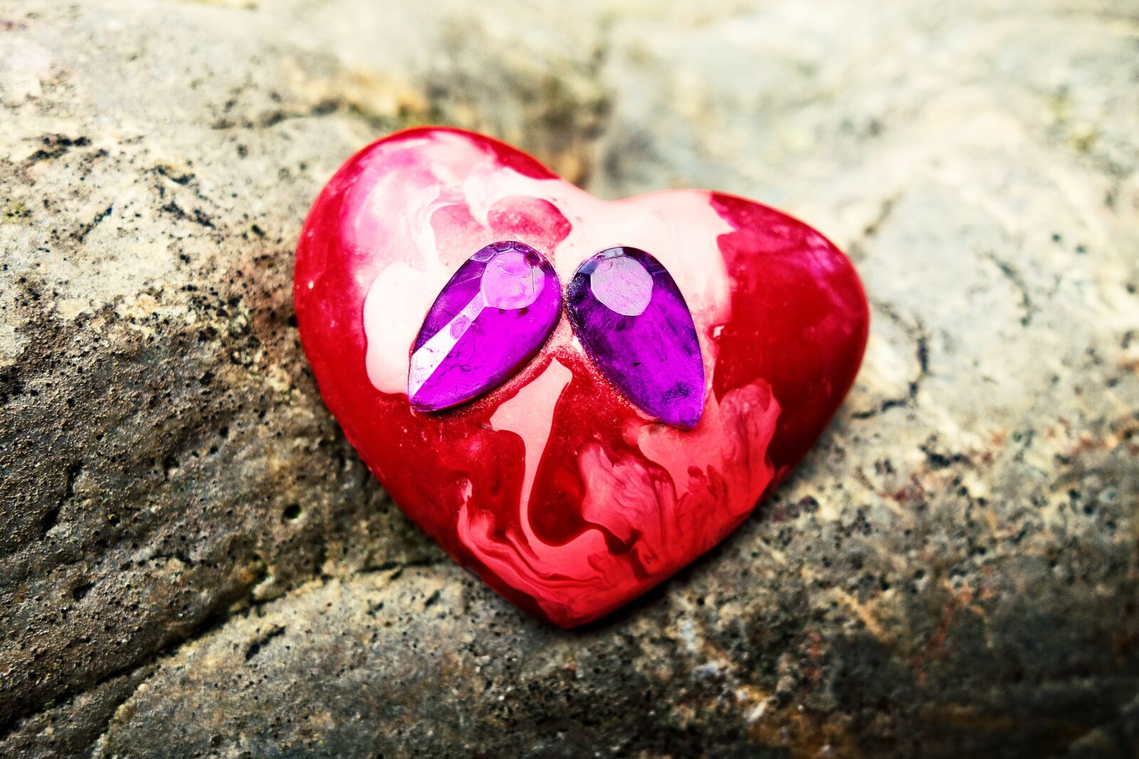 Sony Cyber-shot DSC-RX100 sample photo. Heart, jewelry, brooch photography