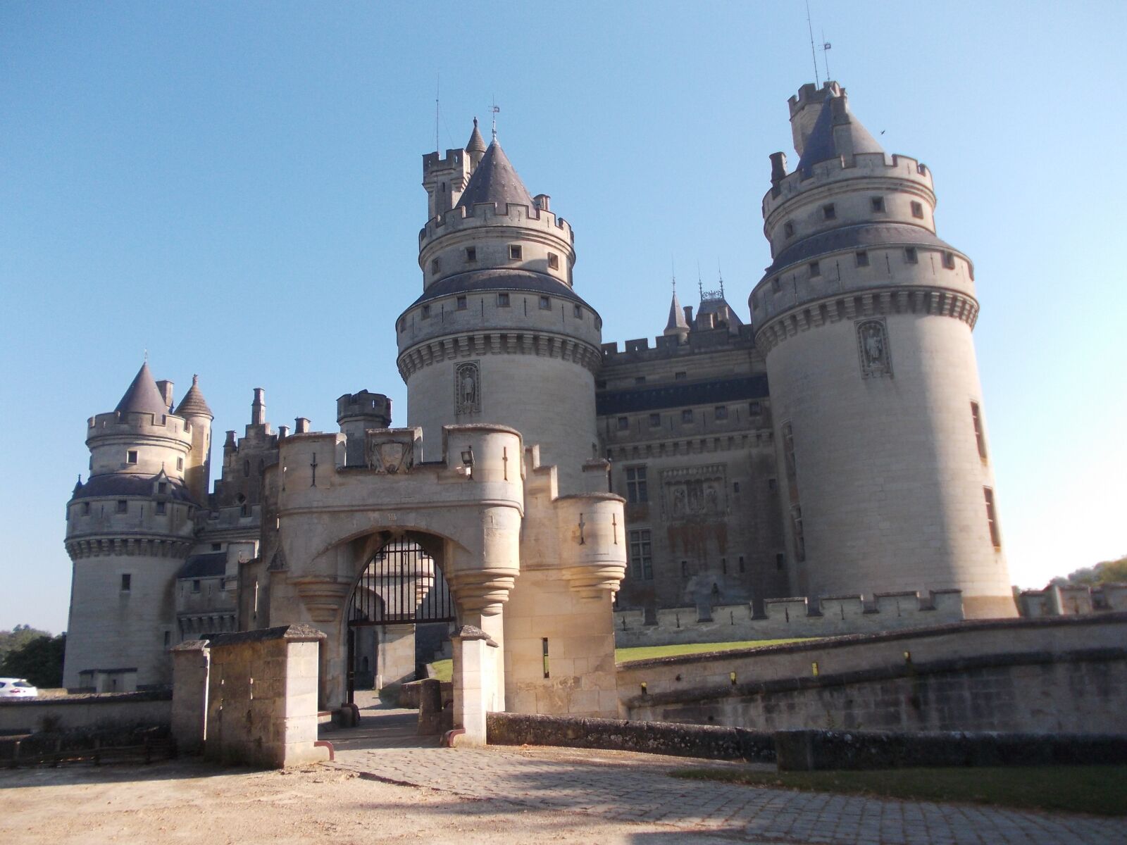 Nikon COOLPIX L25 sample photo. Castle of pierrefonds, pierrefonds photography