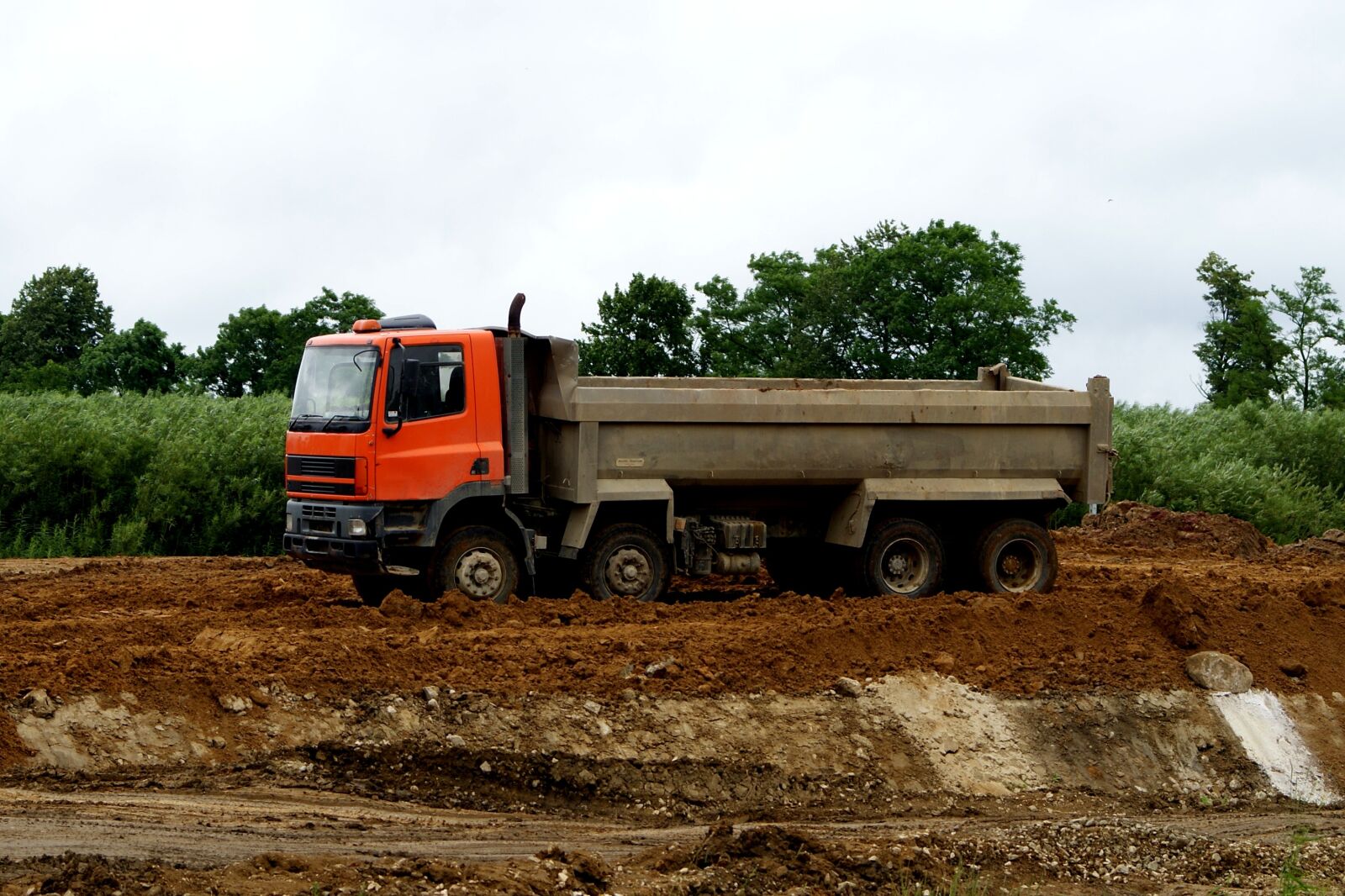 Sony Alpha DSLR-A200 sample photo. Tipper, tilting, car photography