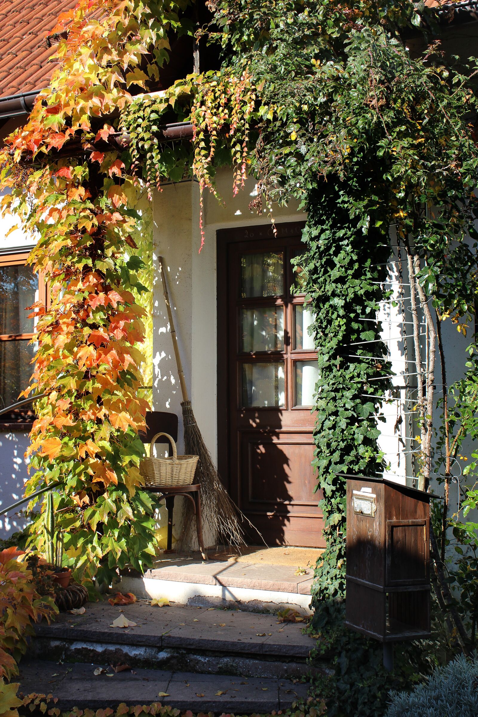 Canon EOS 600D (Rebel EOS T3i / EOS Kiss X5) sample photo. Door, autumn mood, house photography