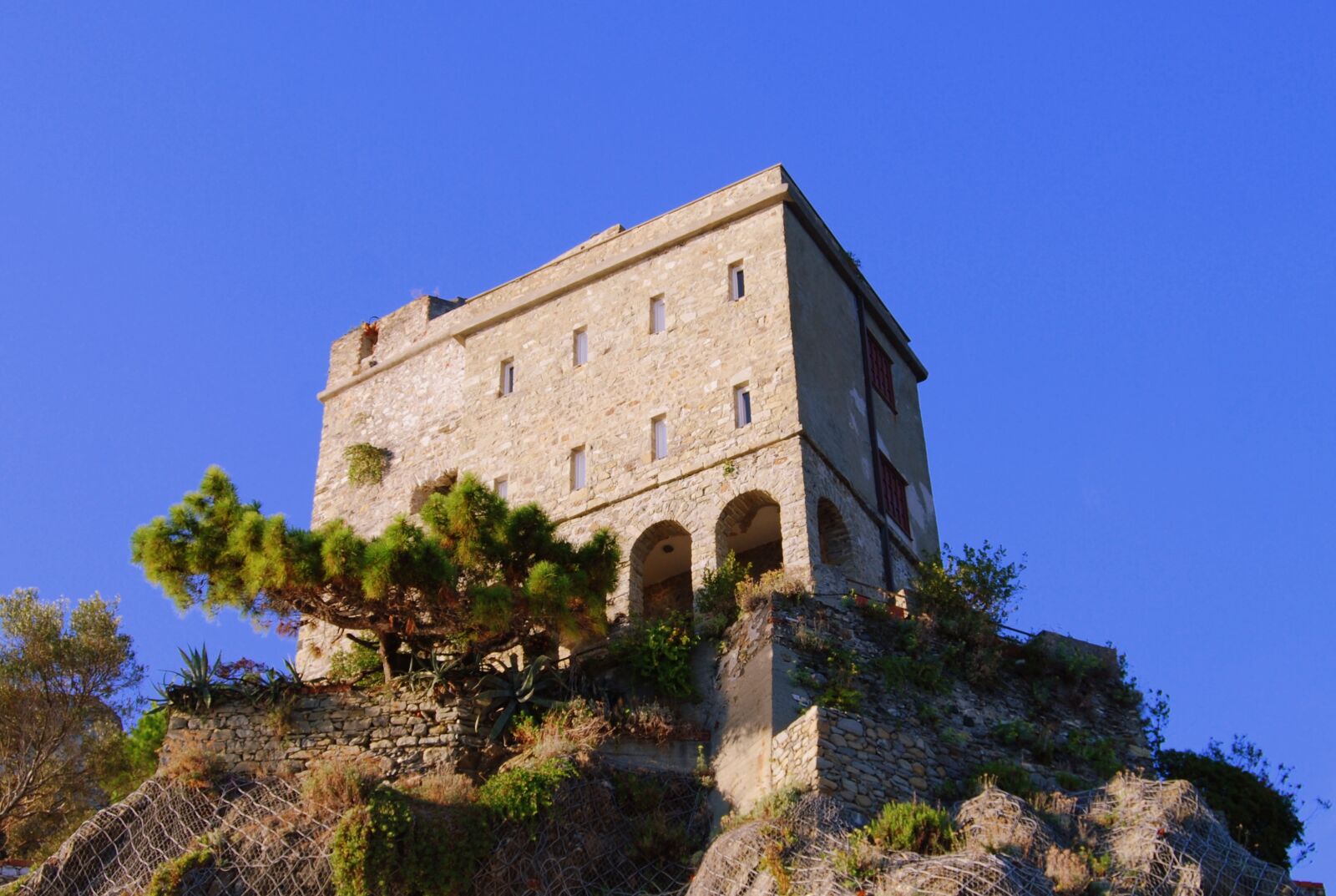 Nikon D60 sample photo. Castle, cliff, rock photography