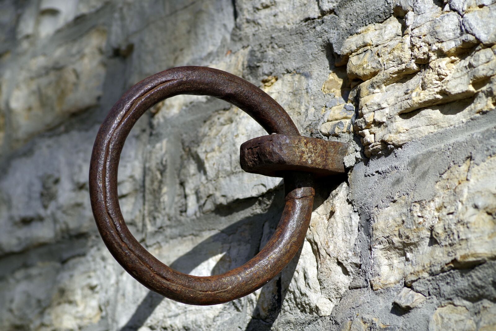 Pentax K-S2 sample photo. Bonds, shackles, tether photography