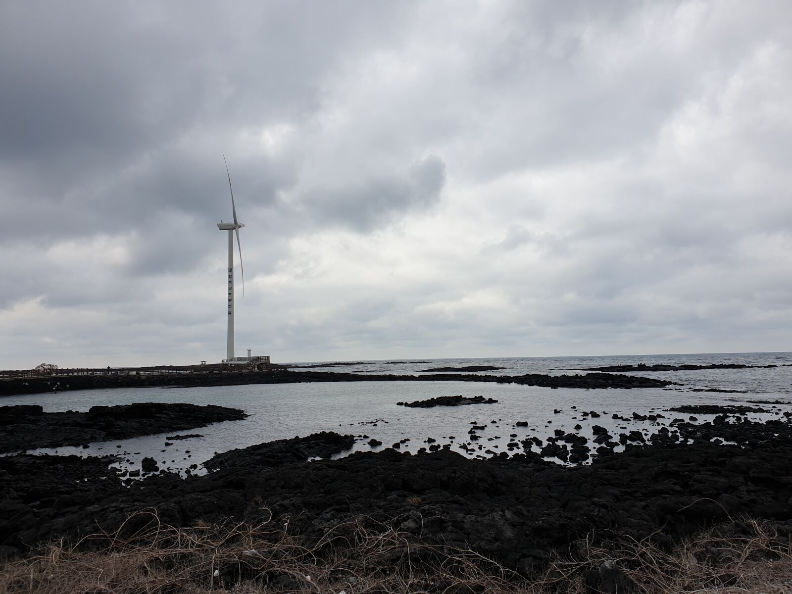 Samsung Galaxy Note9 sample photo. Wind power generator, cloud photography