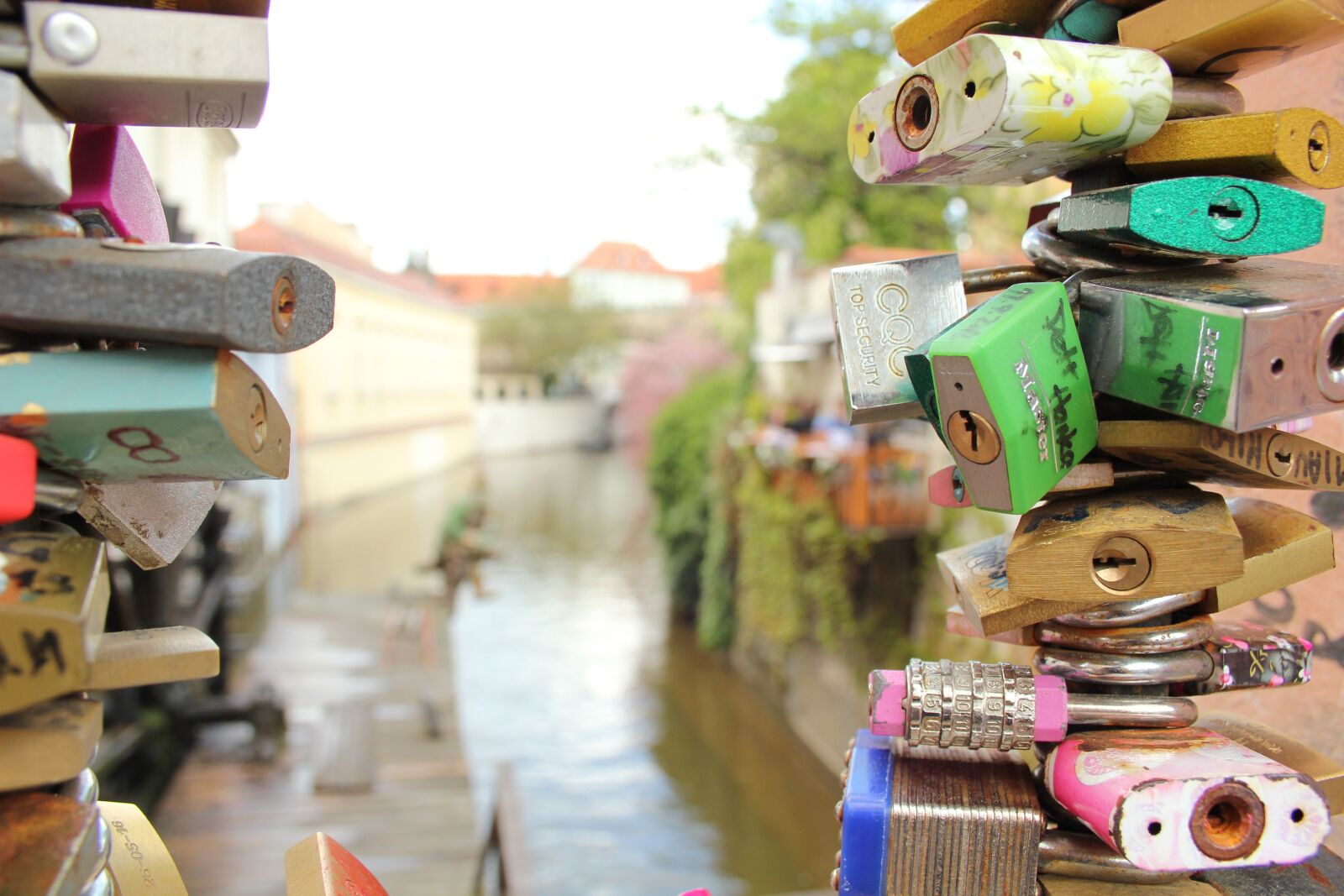 Canon EOS 550D (EOS Rebel T2i / EOS Kiss X4) sample photo. Travel, locks, bridge photography