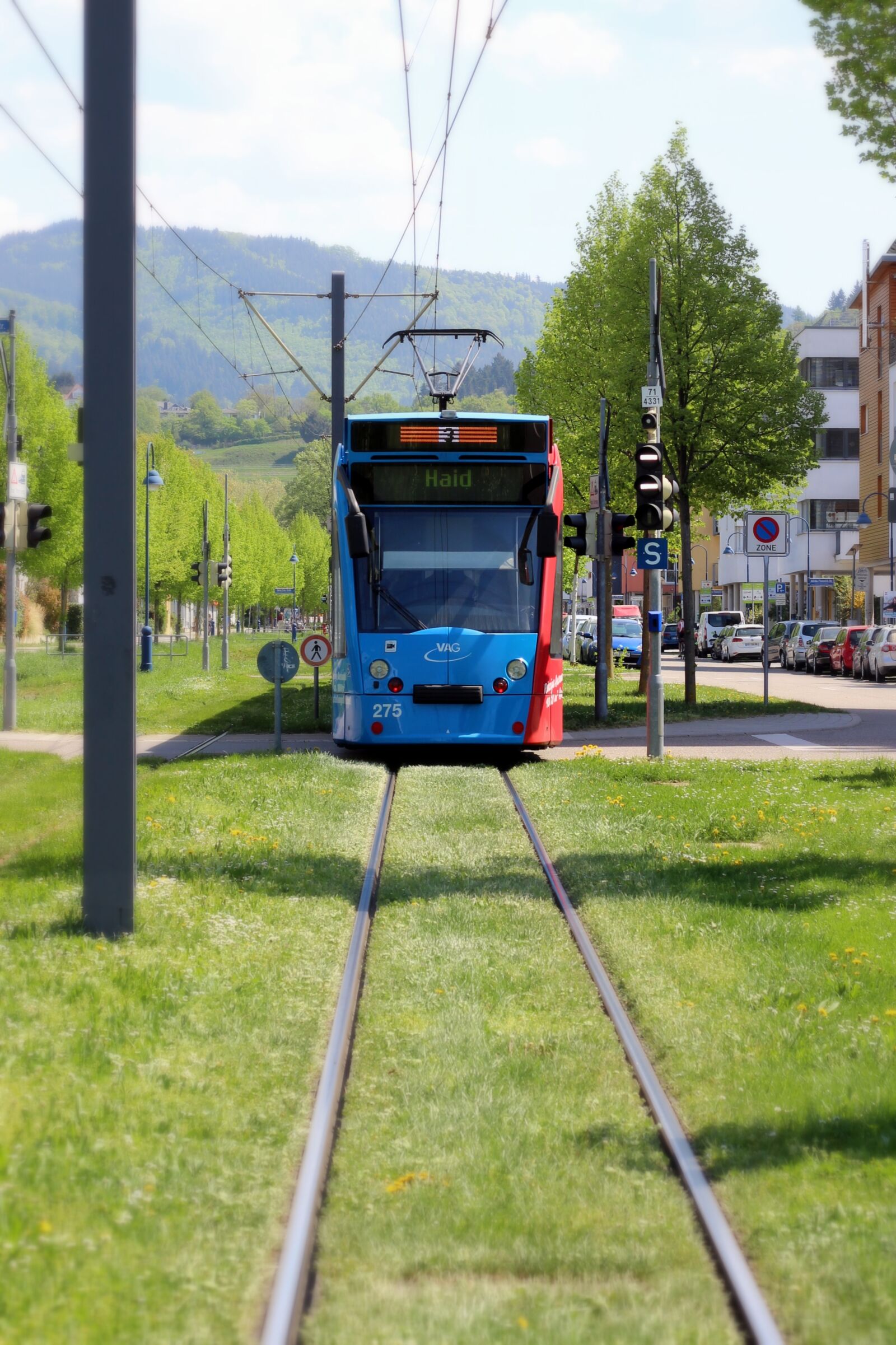 Canon EOS 600D (Rebel EOS T3i / EOS Kiss X5) + Canon EF 50mm F1.8 STM sample photo. Tram, urban, transport system photography