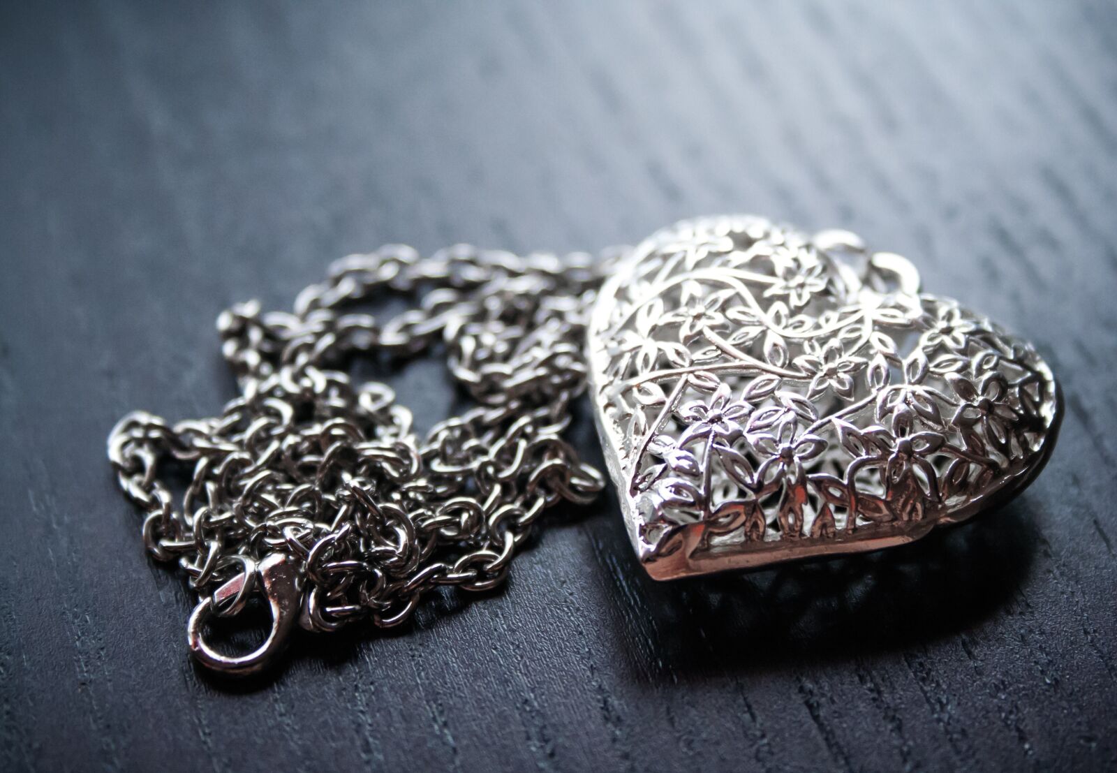 Canon EOS 350D (EOS Digital Rebel XT / EOS Kiss Digital N) sample photo. Heart, love, jewellery photography