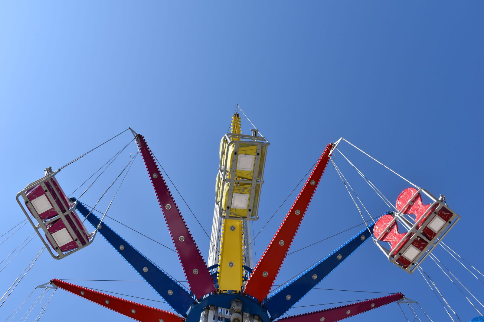 Nikon D3500 sample photo. Women, run, gondolas photography
