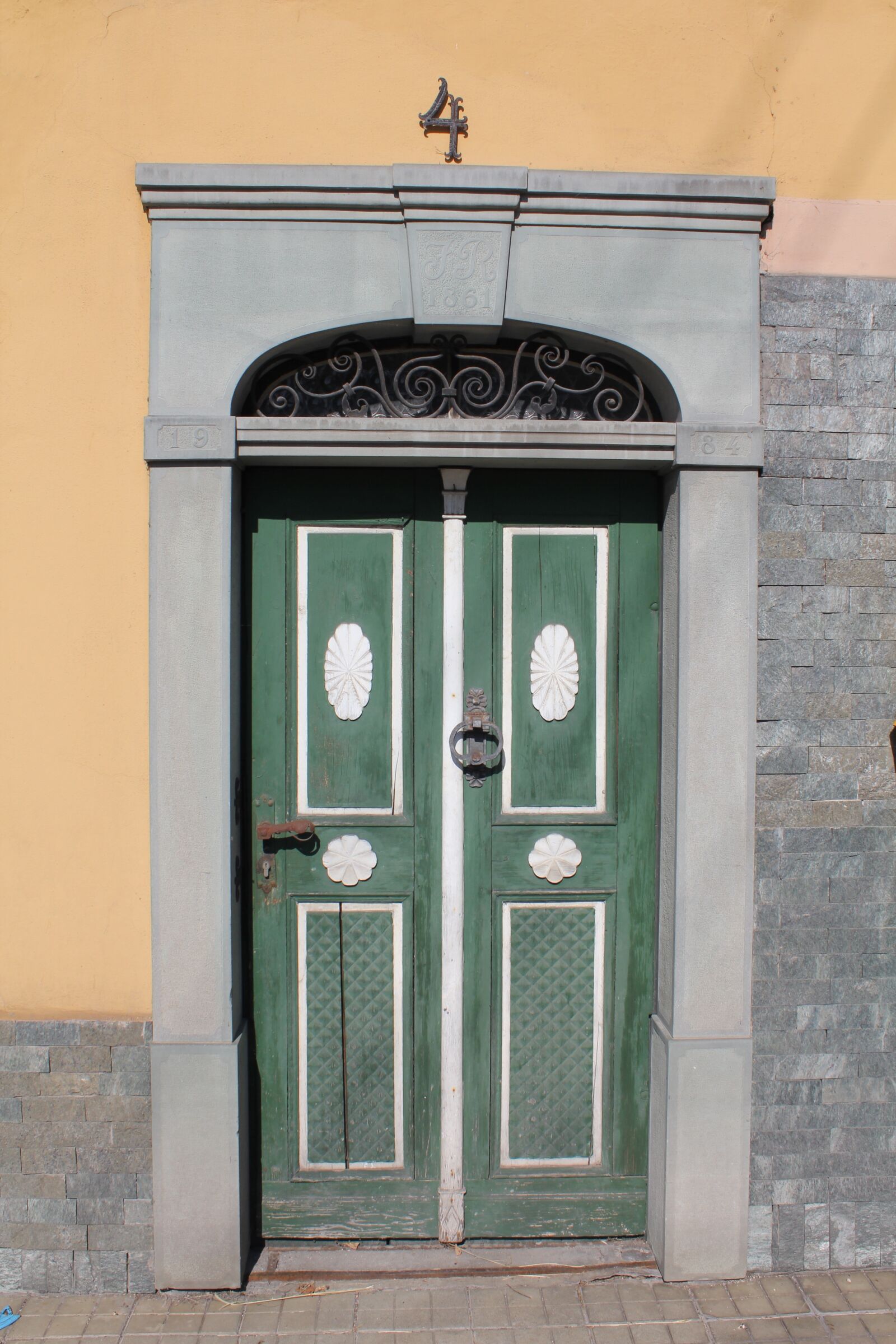 Canon EOS 550D (EOS Rebel T2i / EOS Kiss X4) sample photo. Front door, memorabilia, facade photography