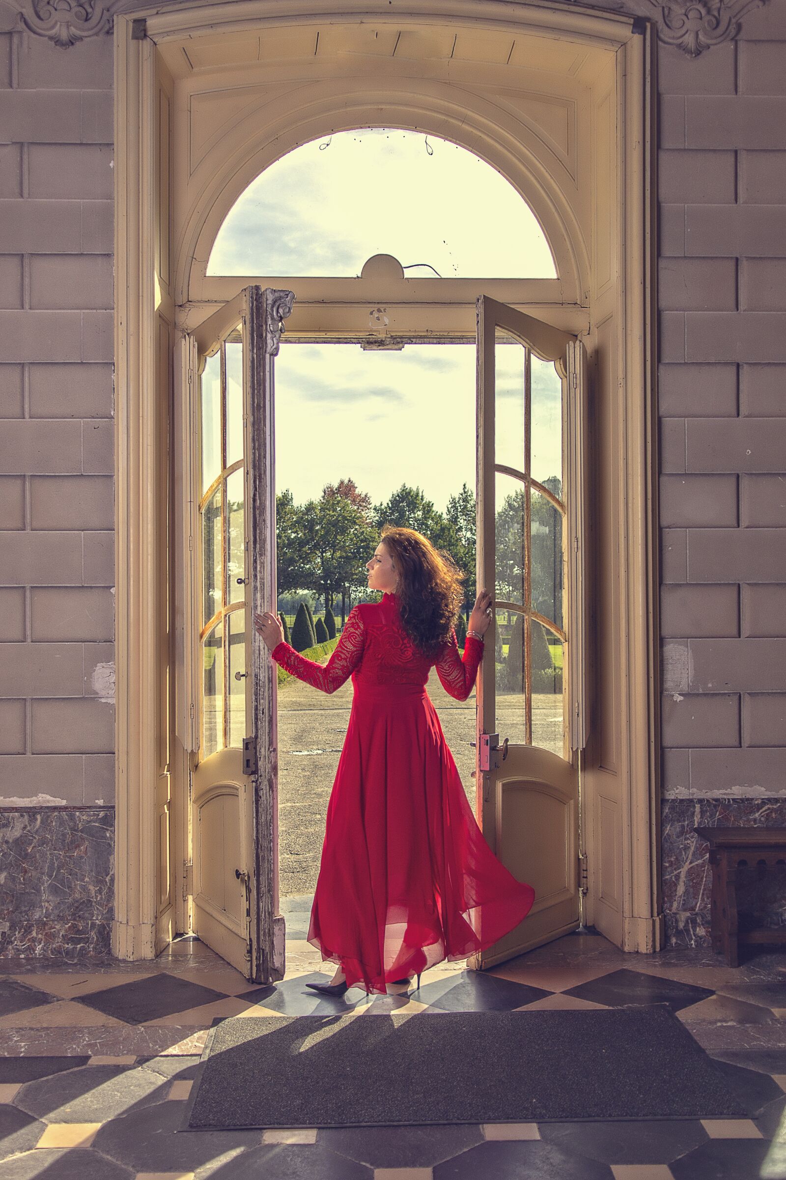 Nikon D7200 sample photo. Great doors, castle, lady photography