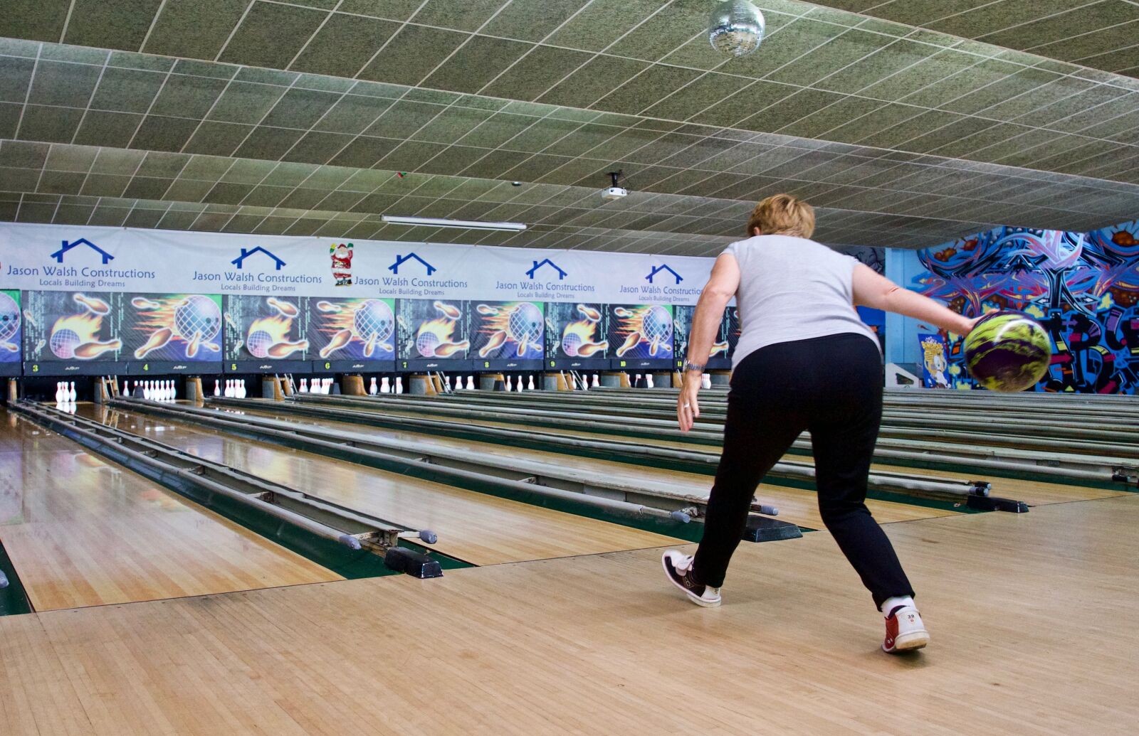 Sony E 18-135mm F3.5-5.6 OSS sample photo. Bowler, style tenpin, alley photography