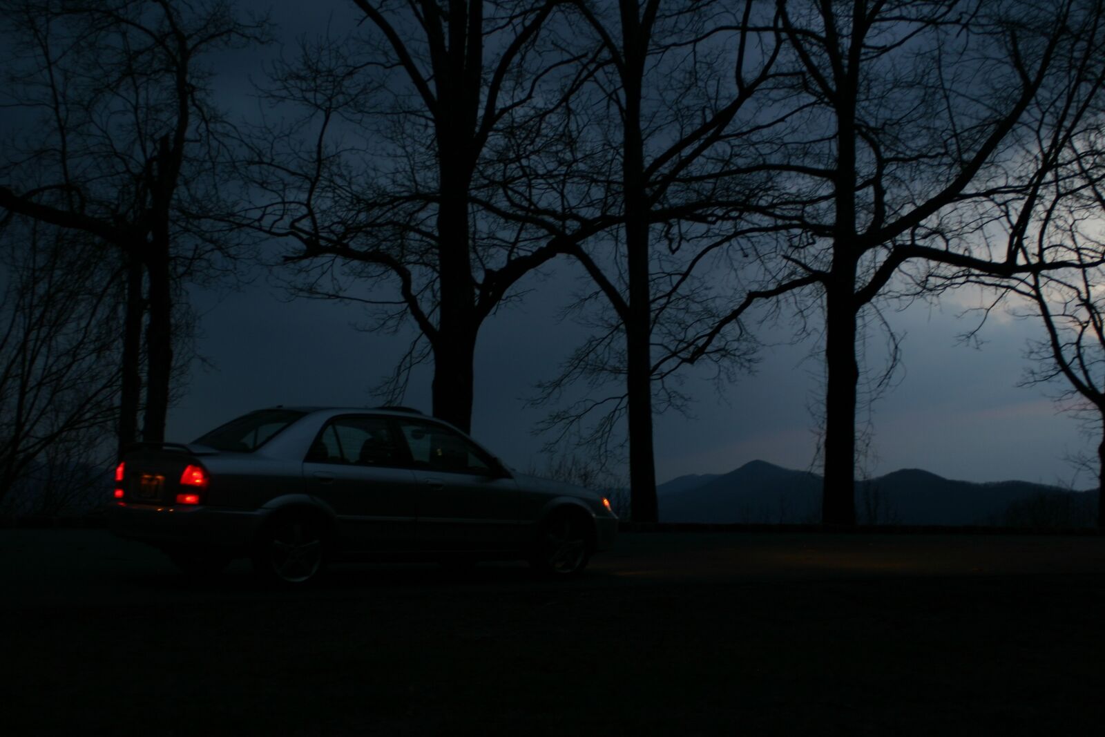 Canon EOS 300D (EOS Digital Rebel / EOS Kiss Digital) sample photo. Car, night, sky photography