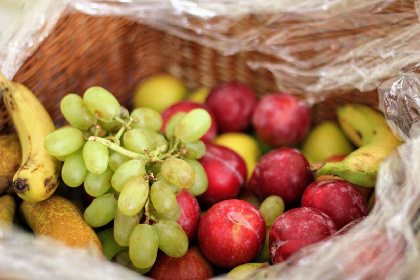 Canon EOS 60D + Canon EF 50mm F1.4 USM sample photo. Fruit, fruit basket, grapes photography