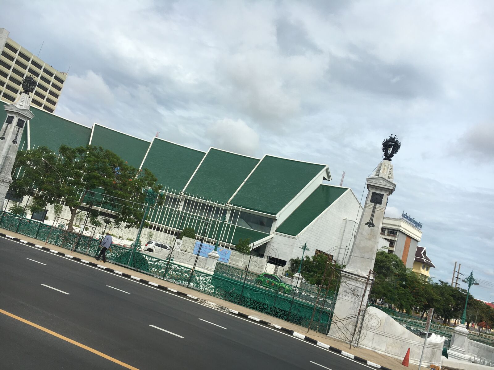 iPhone 6s back camera 4.15mm f/2.2 sample photo. Bangkok, thailand, building photography