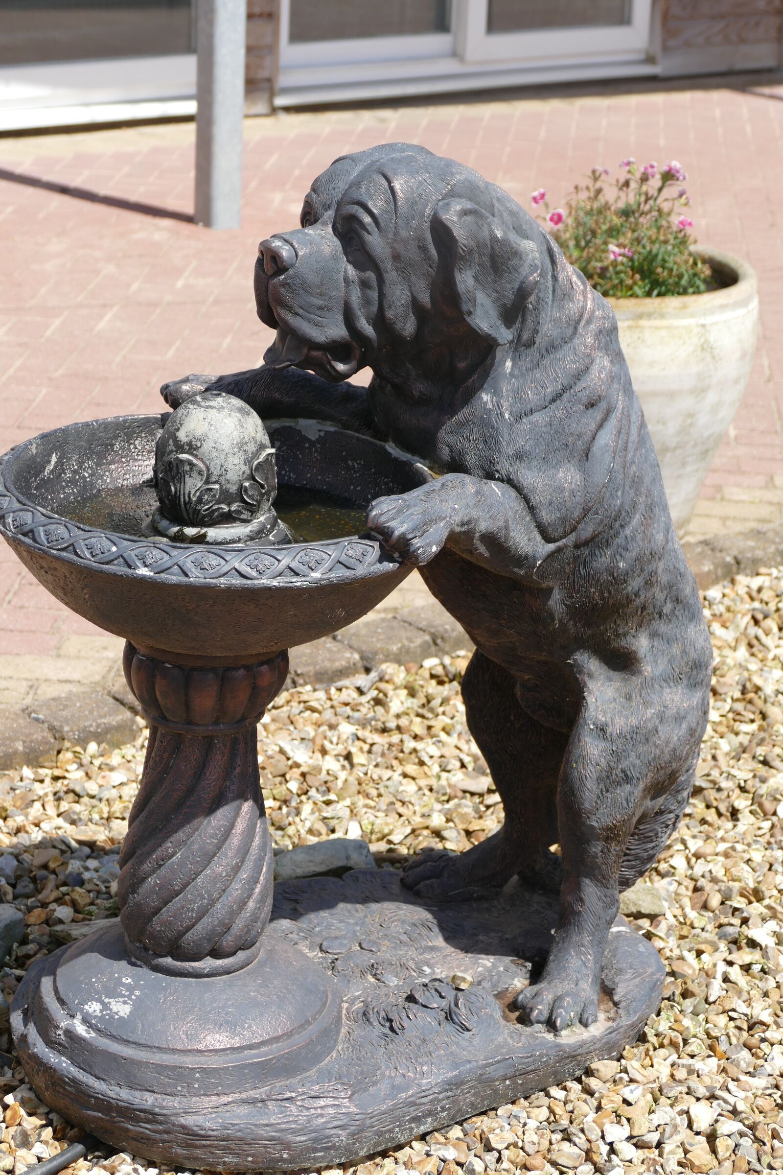 Panasonic Lumix DMC-FZ1000 sample photo. Statue, sculpture, dog photography