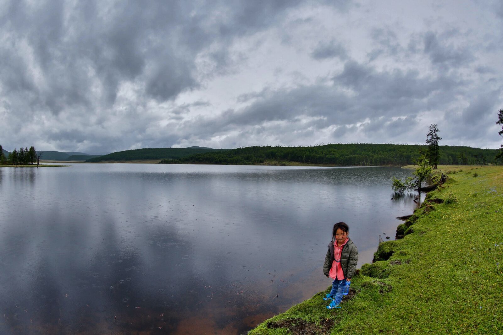 Canon EF 8-15mm F4L Fisheye USM sample photo. Little girl, lake, khuvsgul photography