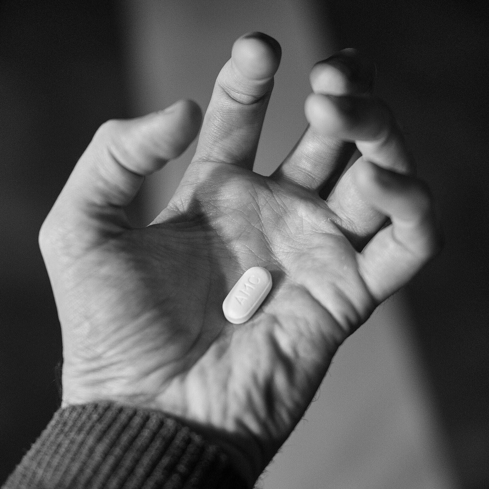 Fujifilm XF 35mm F2 R WR sample photo. Hand, the hand, tablet photography