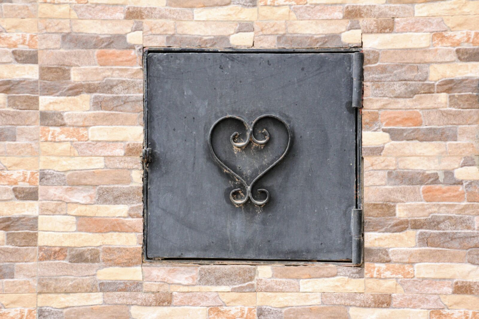 Canon EOS 60D sample photo. Heart, love, wall photography
