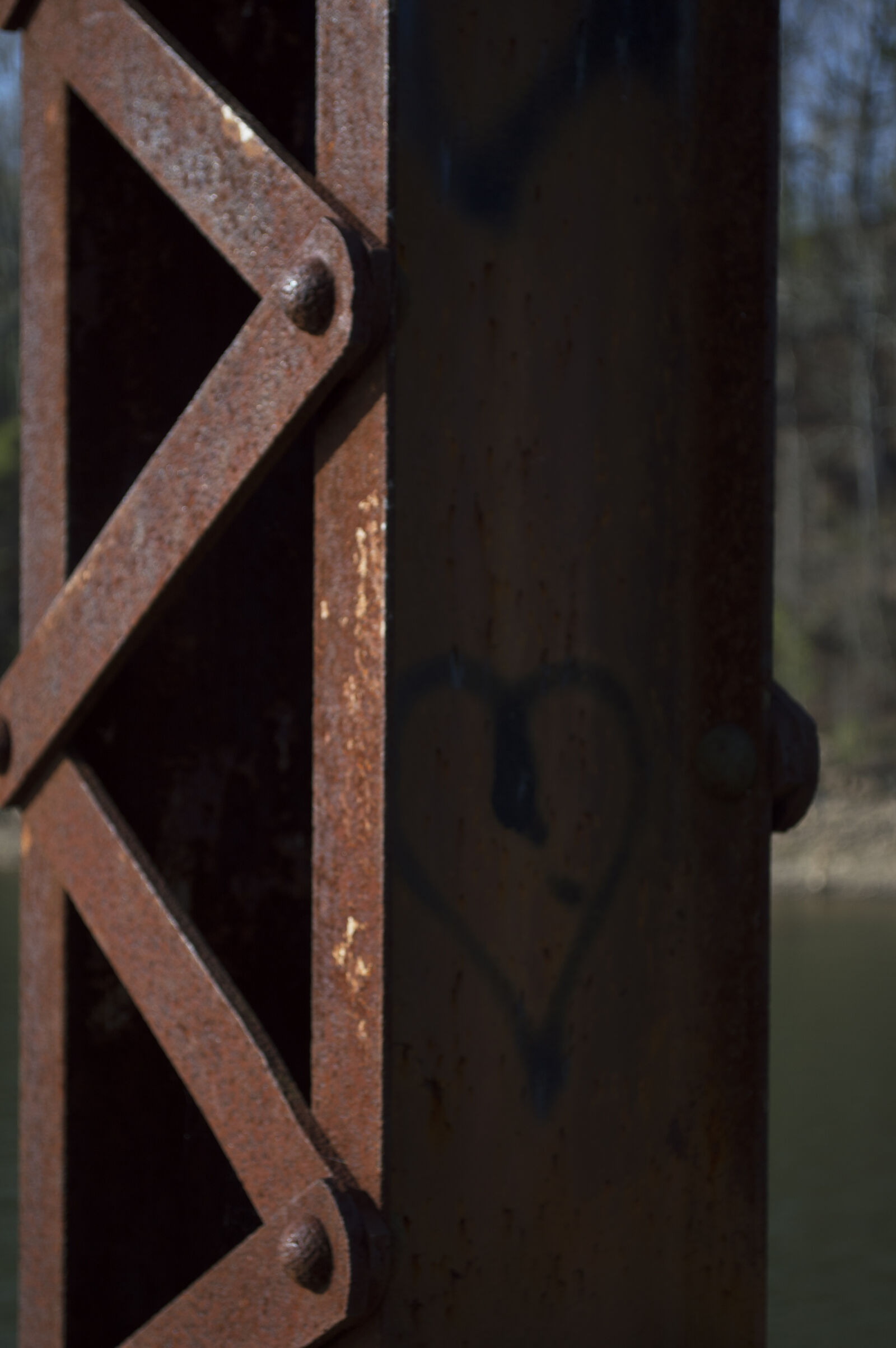 Nikon D3200 sample photo. Graffiti, heart, pillar, rust photography