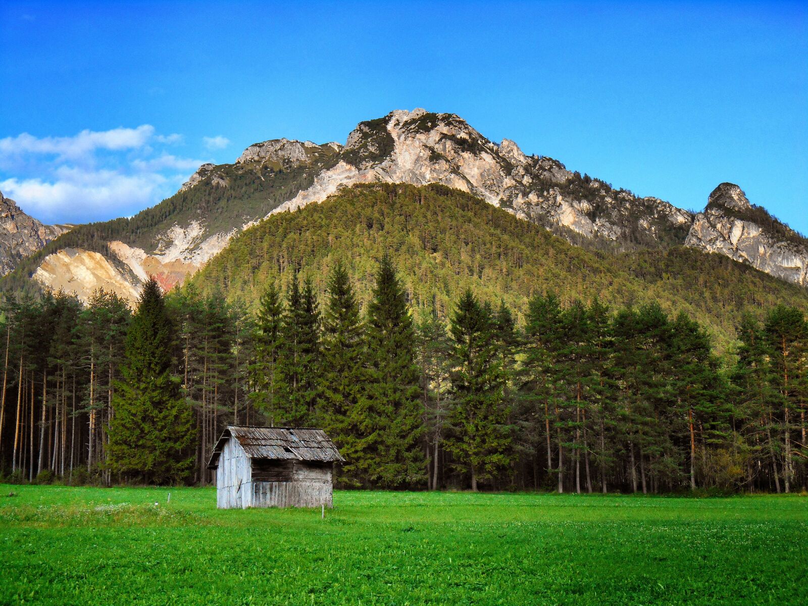 Nikon Coolpix S3500 sample photo. Mountain lodge, green, meadows photography