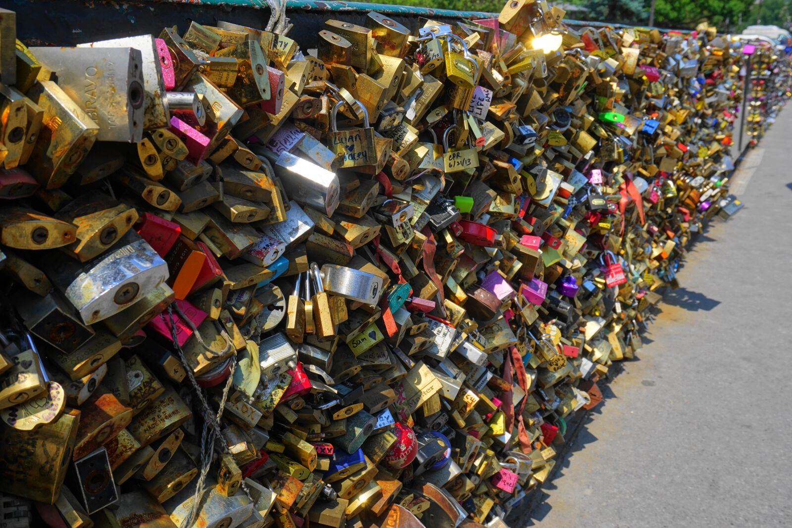 Sony E 16-50mm F3.5-5.6 PZ OSS sample photo. Castles, symbol, padlock photography