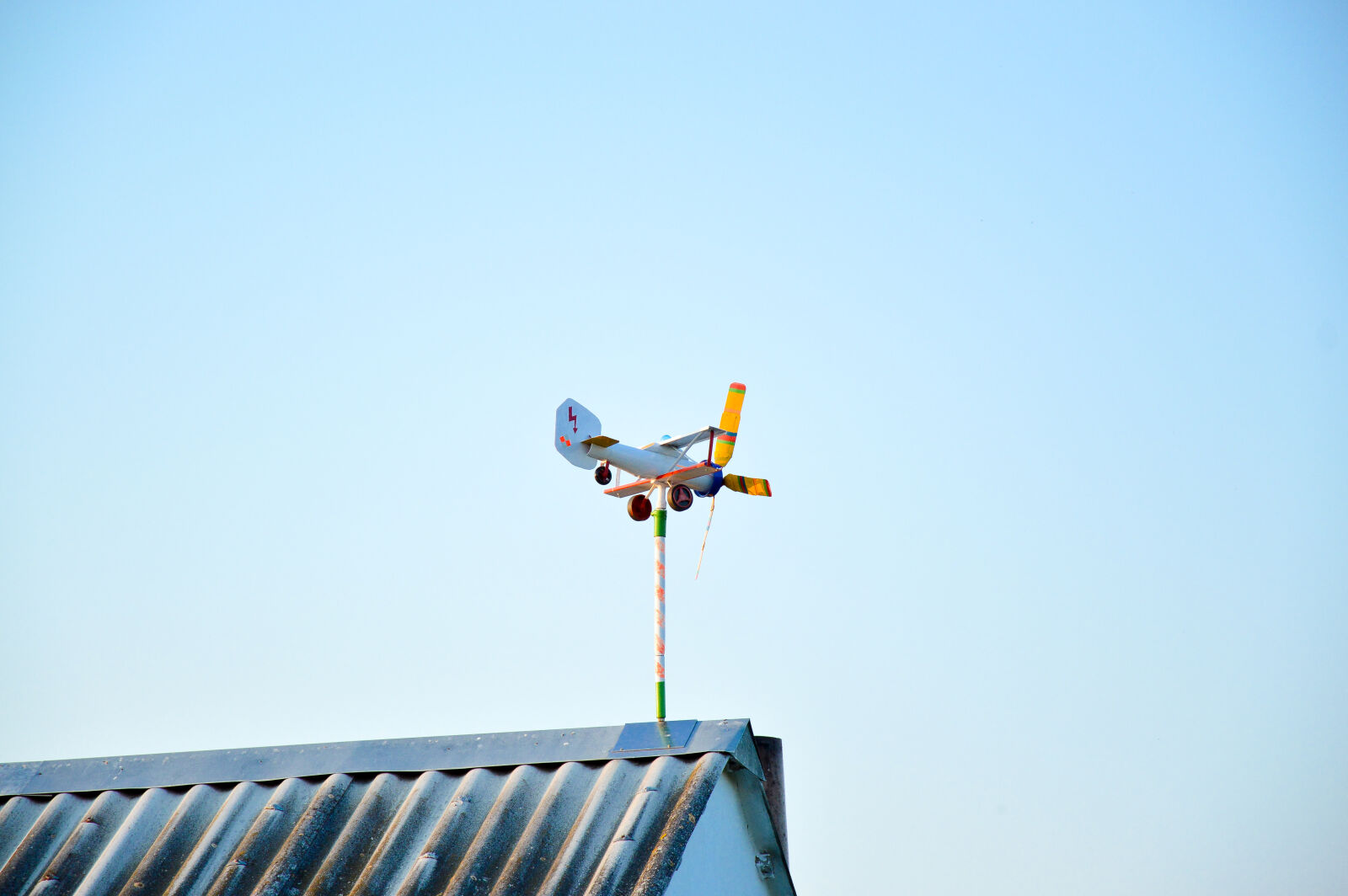 Nikon D3200 sample photo. White, and, yellow, wind photography