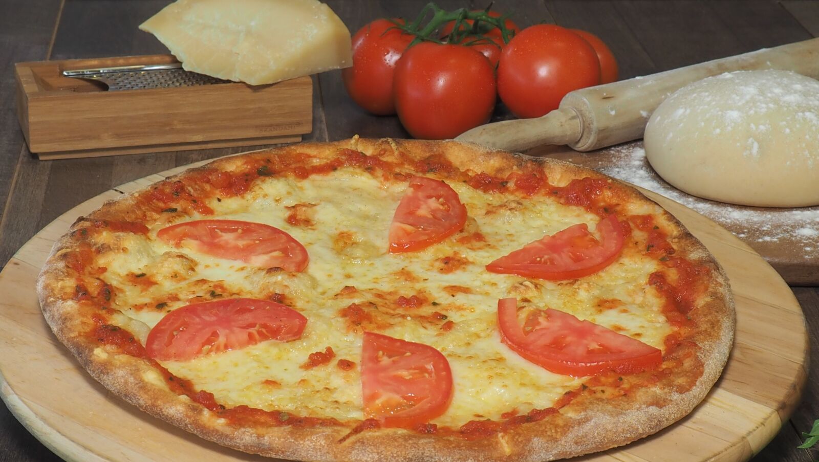 Olympus OM-D E-M10 sample photo. Pizza, traditional pizza, tomato photography