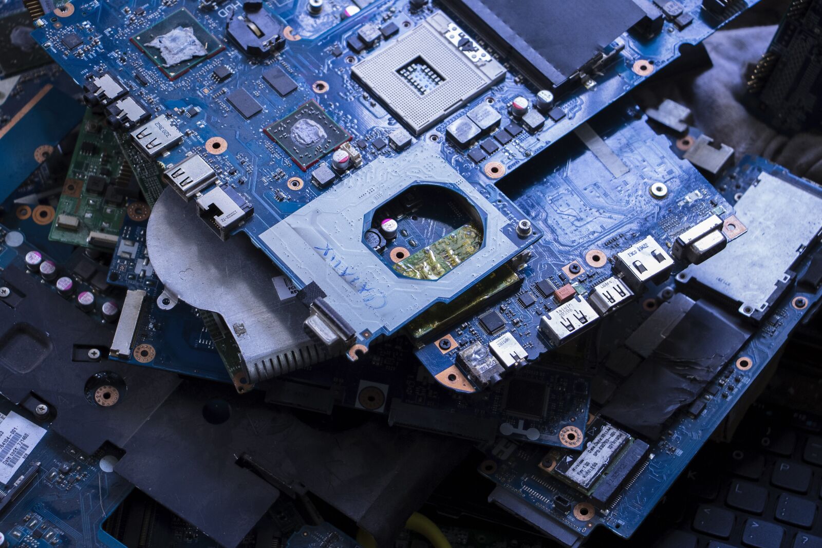 Canon EF-S 18-135mm F3.5-5.6 IS USM sample photo. Circuit motherboard, motherboard, computer photography