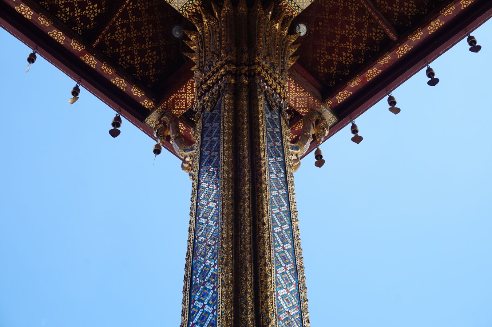 Sony Alpha a5000 (ILCE 5000) sample photo. Symmetry, building, eaves photography