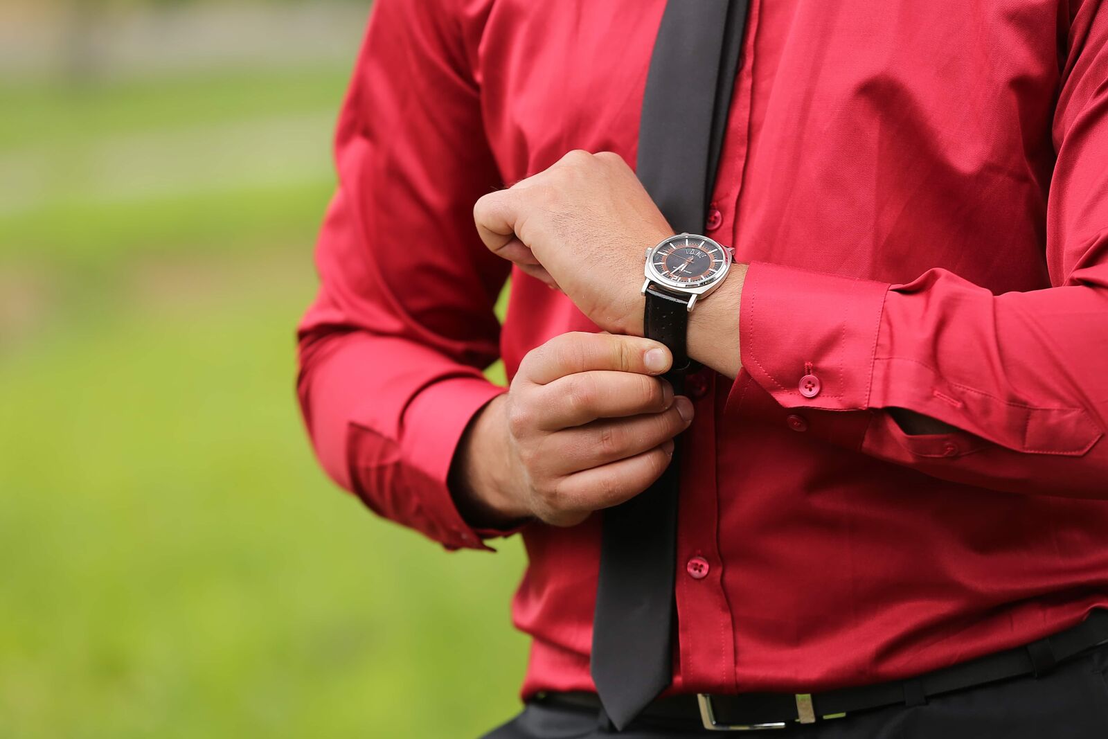Canon EF 70-200mm F2.8L IS II USM sample photo. Red, businessman, silk, shirt photography