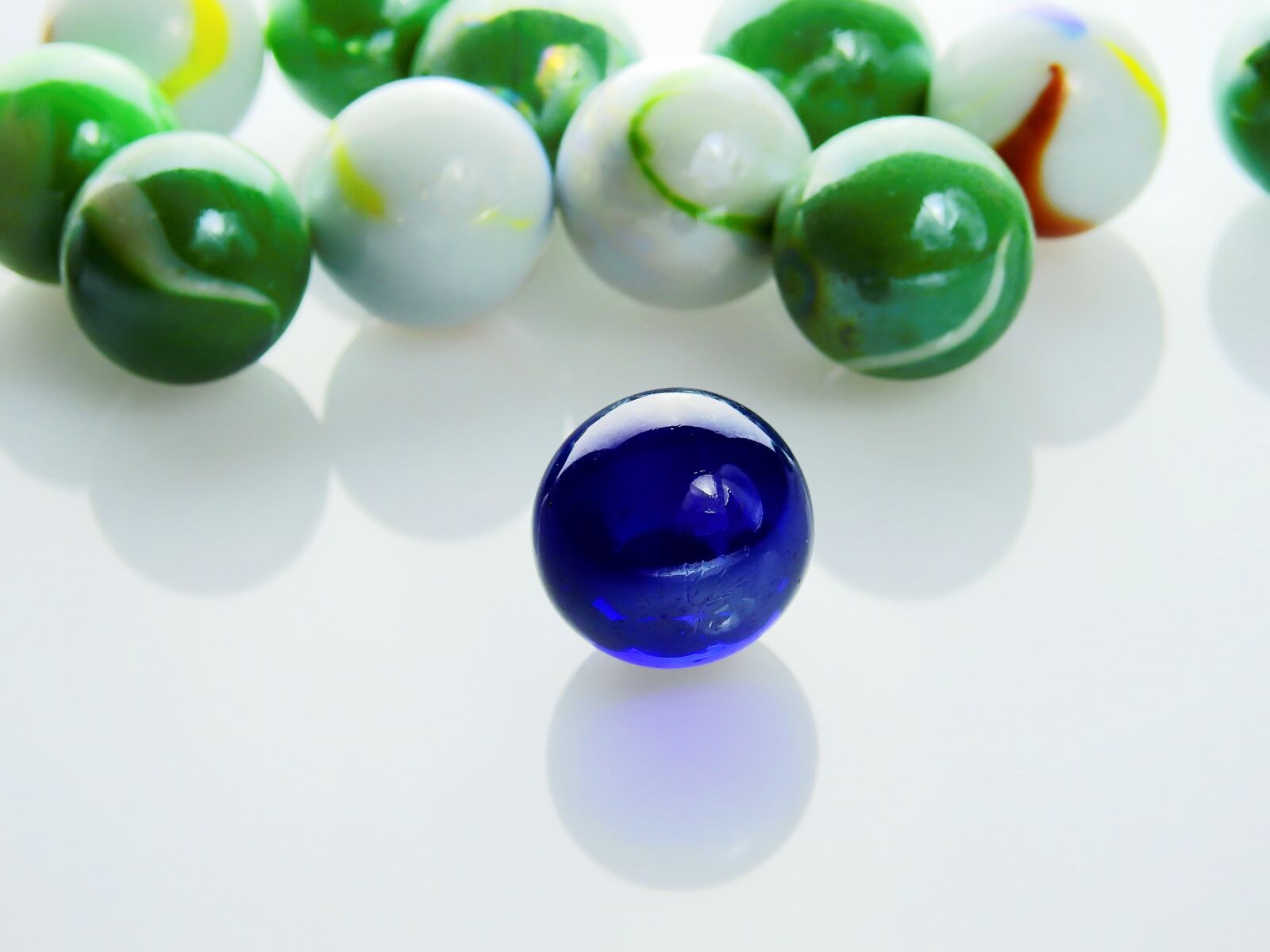 Nikon Coolpix P900 sample photo. Marbles, balls, glass photography