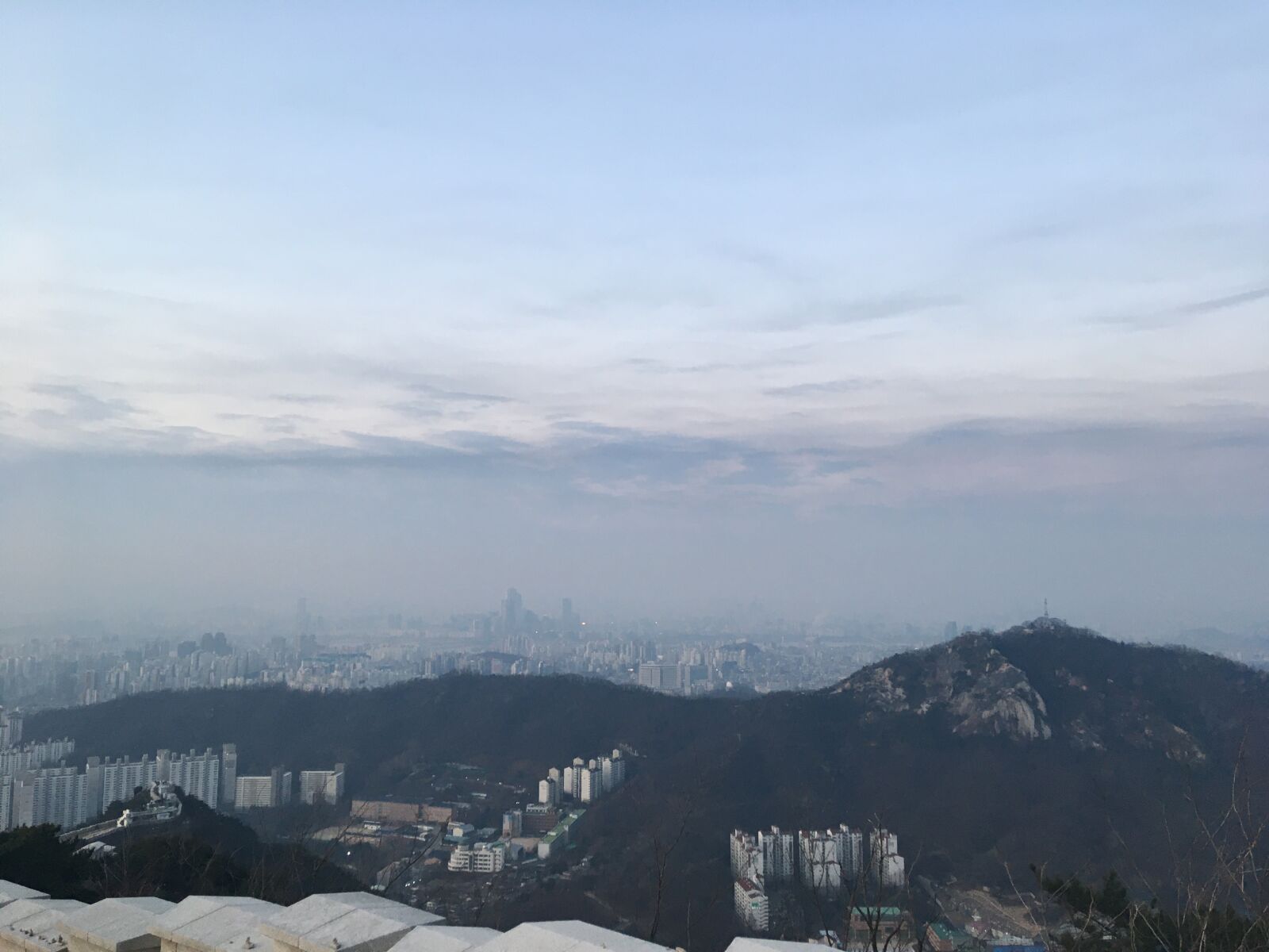 iPhone SE back camera 4.15mm f/2.2 sample photo. Korea, seoul, mt photography