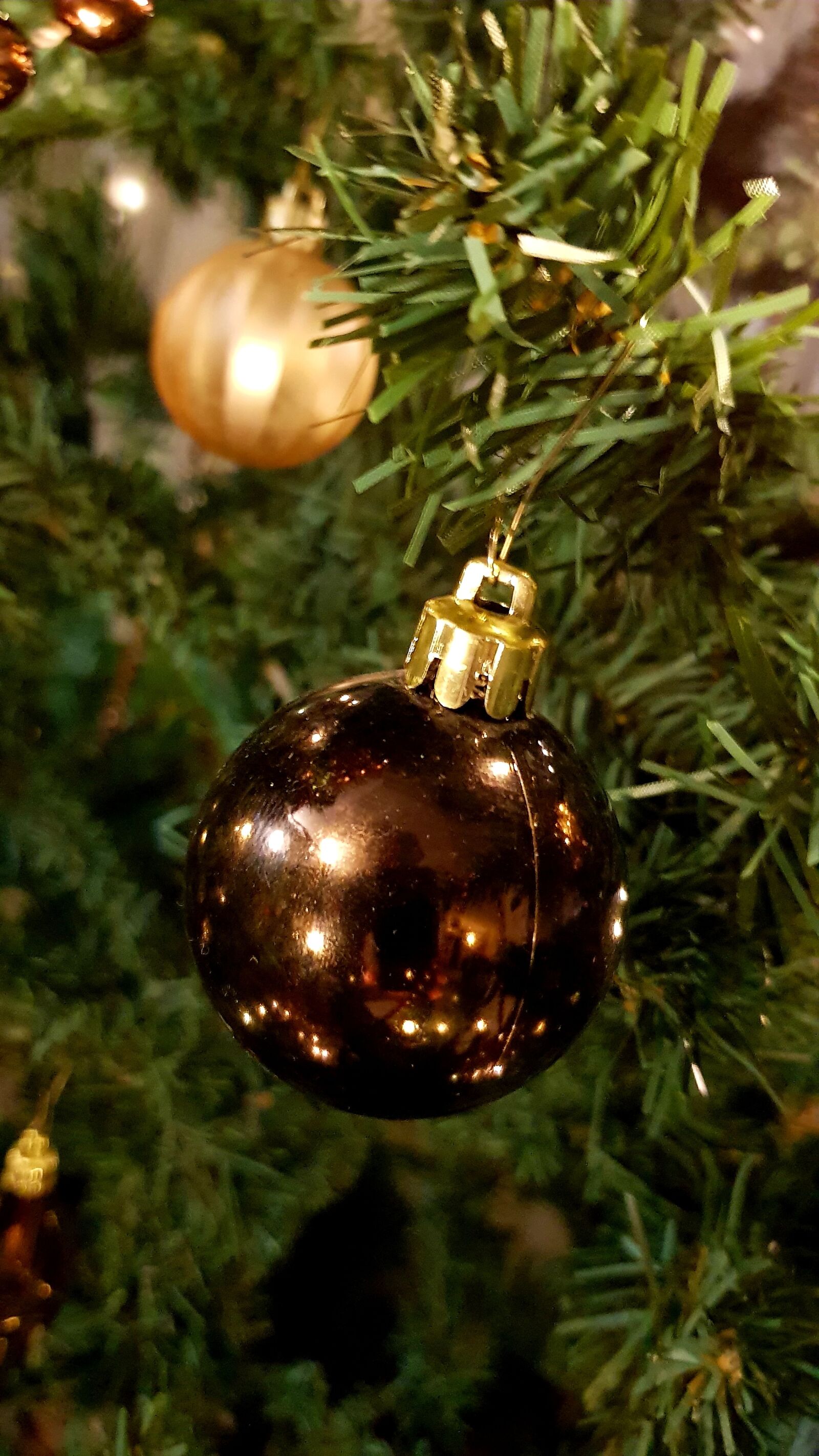 Samsung Galaxy S8 sample photo. Ornament, christmas, holiday photography